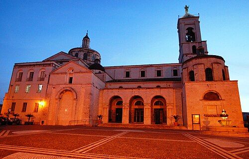 مقر أبرشية كاتانزارو-سكويلاسي هو Cattedrale di S. Maria Assunta.
