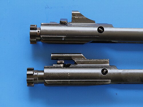 الجزء العلوي: مزلاج وحامل لبندقية Ruger SR-556 ذات مكبس الغاز. الجزء السفلي: مزلاج وحامل لبندقية AR 15 ذات الارتطام المباشر.