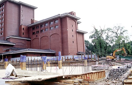 في عام 1998، أضاف الجيش الأمريكي 99 غرفة إلى نزل دراغون هيل في ثكنة يونغسان، سيول، كوريا الجنوبية.