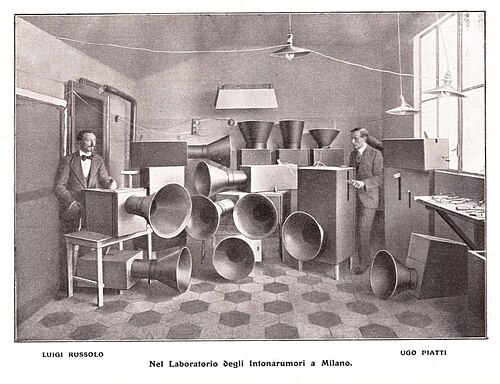 إنتوناروموري، 1913، آلات موسيقية صُنعت لقطعة موسيقية بعنوان "برويتيزم"، تعمل جزئيًا بالكهرباء