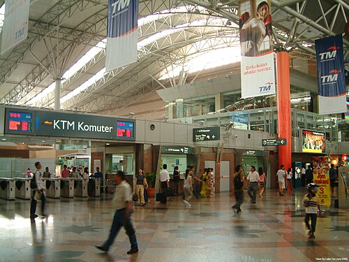 قطار KTM Komuter في محطة KL Sentral