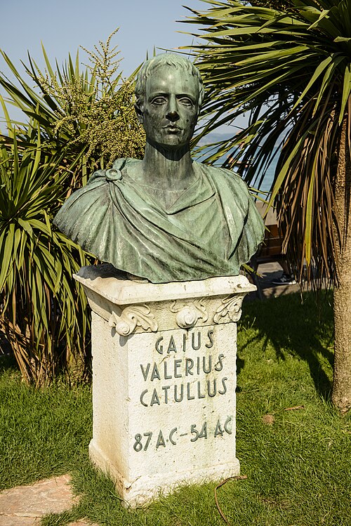 صورة لتمثال نصفي برونزي لرجل. يستقر على قاعدة حجرية، كُتبت عليها عبارة "Gaius Valerius Catullus 87 AC–54 AC".