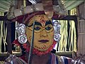 قناة/وسيلة مع مكياج جومادى، وهو إله شعبي في عبادة بوتا/بهوتا
