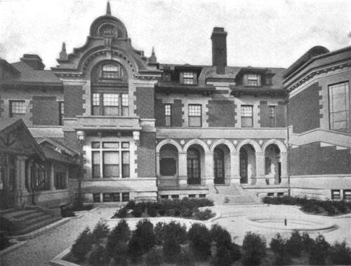 الفناء الداخلي في آيدل آور، حوالي عام 1903