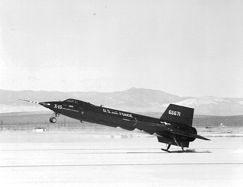 الطائرة X-15 تهبط على زلاجاتها، وقد تم التخلص من الزعنفة البطنية السفلية.