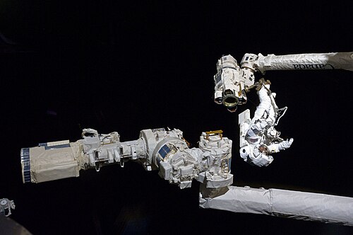 تم تثبيت غاريت ريسمان على دعامة القدم المتحركة Canadarm2 خلال عملية السير في الفضاء 1.