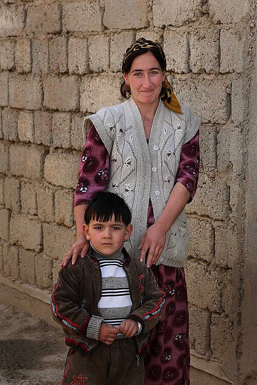 امرأة طاجيكية وابنها.