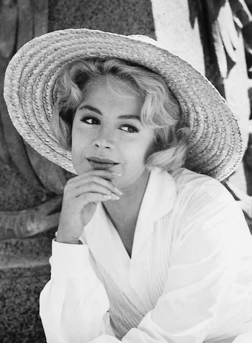 دي في فيلم رومانوف وجولييت (1961)