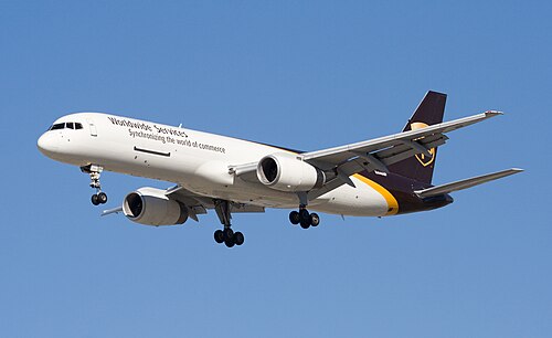صورة جانبية ربعية لطائرة UPS النفاثة ذات المحركين أثناء الطيران، مع تمديد عجلات الهبوط.