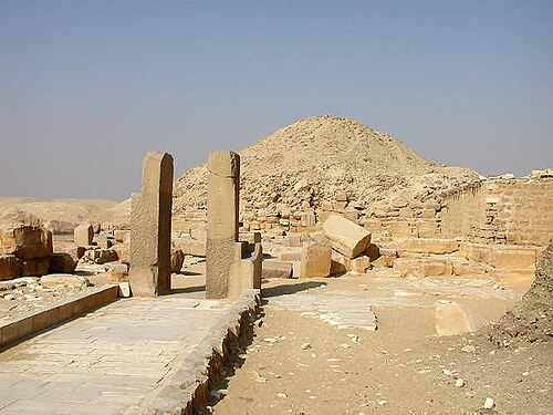 صورة فوتوغرافية لمسار وعمودين رأسيين وهرم رئيسي.