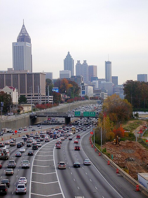 الطرف الشمالي من ممر وسط المدينة حيث يلتقي الطريقان السريعان I-75 و I-85 في وسط المدينة