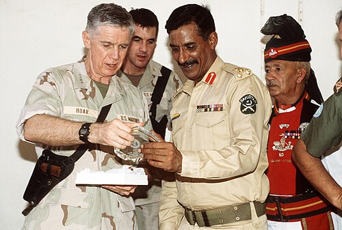 الزي الكاكي الأصفر القياسي لكل من زي ACU وزي ASU، 1994.