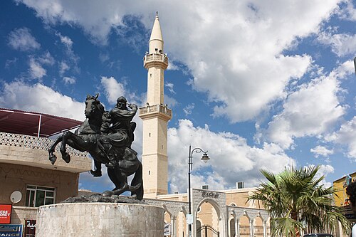 تمثال صلاح الدين ومسجد خلفه في وسط المدينة