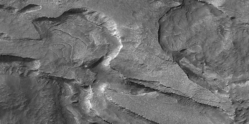صورة مقربة للطبقات من الصورة السابقة، كما التقطتها كاميرا HiRISE ضمن برنامج HiWish