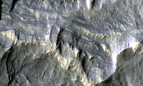 طبقات فوهة كولومبوس، كما التقطتها كاميرا HiRISE. يبلغ عرض هذه الصورة ذات الألوان الزائفة حوالي 800 قدم. تحتوي بعض الطبقات على معادن مائية.