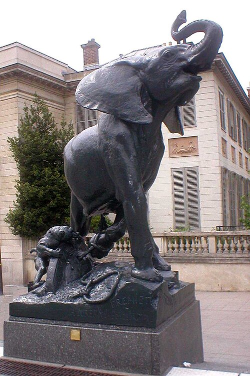 Jeune éléphant pris au piège خارج متحف أورسيه، باريس