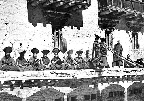 الآلات الموسيقية التقليدية المستخدمة لمصاحبة الرقص (التبت، 1949)
