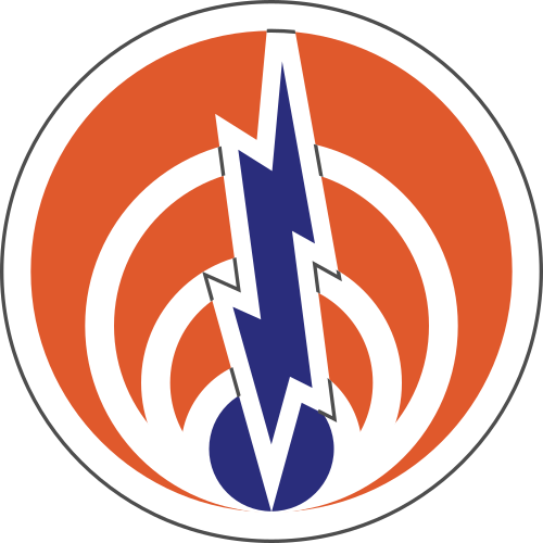 شارة الكتف الخاصة بقيادة الإشارة الأولى التابعة لفيلق الإشارة الأمريكي. اللون البرتقالي، لون نيران الإشارة التقليدية، والأبيض هما اللونان الرسميان لفيلق الإشارة.