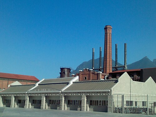 Chimeneas del Parque y vista al Cerro de la Silla.