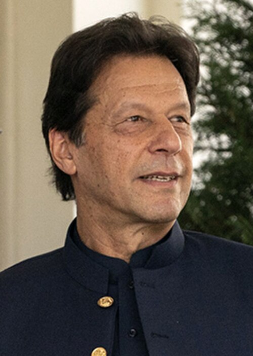 عمران خان، لاعب الكريكيت الذي تحول إلى فاعل خير وسياسي (رئيس وزراء باكستان السابق).