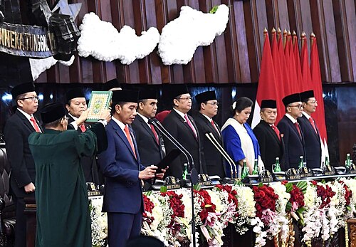 الرئيس الإندونيسي جوكو ويدودو وقادة البرلمان يرتدون الزي الوطني الرسمي (بيتشي)