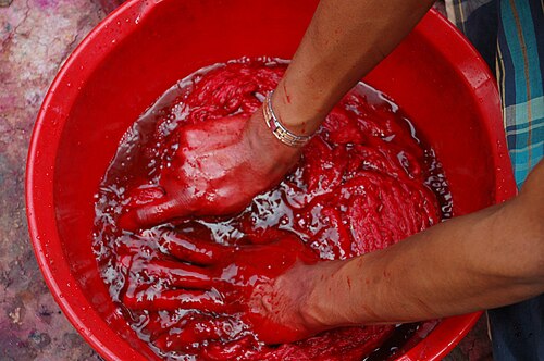 الخطوة 1: يتم صبغ الخيوط المُحضّرة من حزم الخيوط