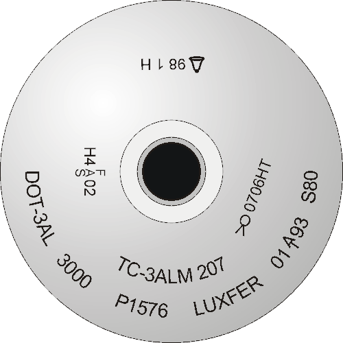رسم تخطيطي لكتف أسطوانة مع ختم يحمل العلامات التالية: TC3ALM 207 DOT-3AL 3000 P1576 LUXFER 01 (ختم جهة الاختبار) 93 S80، بالإضافة إلى أختام تاريخ لثلاثة اختبارات هيدروستاتيكية.