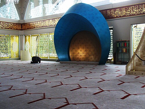 مسجد ساكيرين، يُعتقد أن مهندسة المسجد هي أول امرأة تصمم مسجداً. (2009)