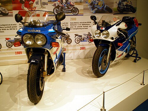 دراجة GSX-R 750 موديل 1985 (يسار) ودراجة GSX-R 750 R موديل 1989 (يمين)