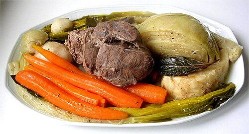 Pot-au-feu هو طبق كلاسيكي من المطبخ.