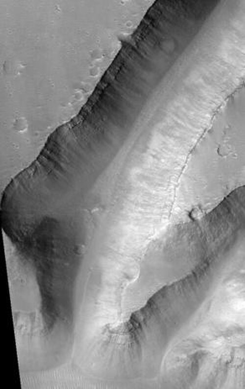 هيداسبيس كاوس، كما رصدتها كاميرا HiRISE. الصورة في منطقة أوكسيا بالوس.