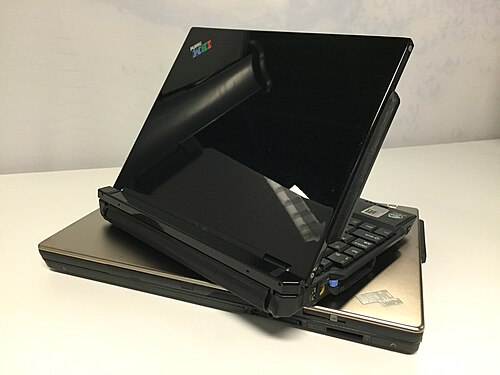 جهاز ThinkPad S31 ذو اللون الأسود اللامع موضوع فوق جهاز Z61t؛ كلا جهازي ThinkPad يختلفان عن اللون الأسود غير اللامع المعتاد.