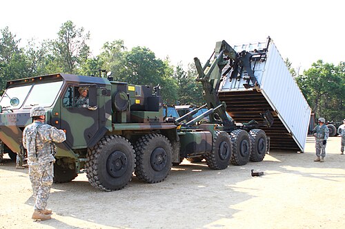 شاحنة أوشكوش M1075A0 PLS تُظهر الجانب الأيسر ووحدة التحكم المركزية