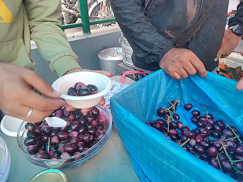 فاكهة ناضجة معروضة للبيع في سوق محلي في نيبال.