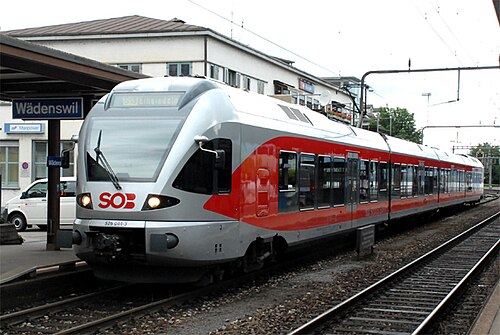 SOB RABe 526 (Series 1/2) S-Bahn يقع في محطة Wädenswil