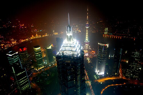 تضاء الطوابق الميكانيكية الأربعة التي تشكل قمة المبنى بشكل ساطع ليلاً
