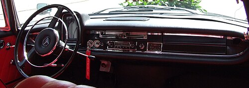 لوحة عدادات سيارة مرسيدس بنز W110 190c موديل 1964 مع وحدة رأس FM Blaupunkt "Frankfurt" الأصلية.
