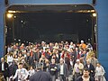 لا يتصرف الأشخاص الذين يتدفقون عبر المخرج دائمًا مثل السائل.[163][164]