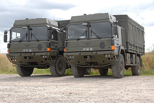في منطقة التدريب بسهل سالزبوري، شاحنتان من طراز HX60 4×4 تابعتان للجيش البريطاني في وضعية الخدمة العامة