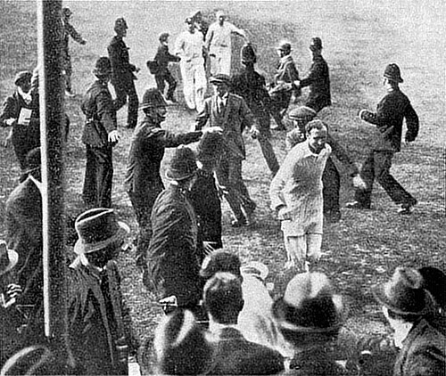 لاعب كريكيت يقود فريقه خارج الملعب وسط حشد من الناس