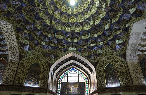 المقرنصات على سقف الجناح