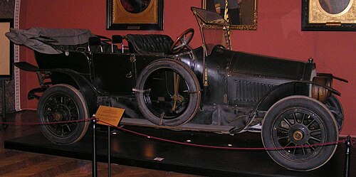 سيارة غراف أند شتيفت دبل فايتون موديل 1911 التي كان يستقلها الأرشيدوق فرانز فرديناند عندما اغتيل. لاحظ المقعدين الإضافيين خلف المقاعد الأمامية.