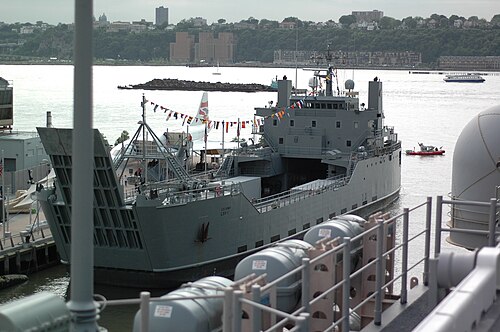 رست سفينة الإنزال الأمريكية الجنرال فرانك إس. بيسون جونيور (LSV-1) قبالة حاملة الطائرات يو إس إس إنتربيد في مانهاتن خلال أسبوع الأسطول 2010.