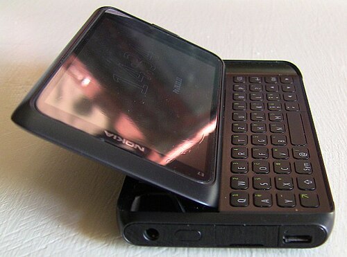 نوكيا E7، لوحة مفاتيح QWERTY منزلقة بزاوية لأعلى