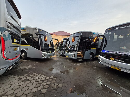 يتمركز أسطول حافلات Cititrans Busline، الذي يضم حافلات Hino RM280 Jetbus 5، في مسبح Suci في باندونغ.