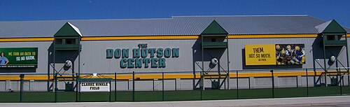 صورة لجانب مبنى كُتب عليه "مركز دون هاتسون".