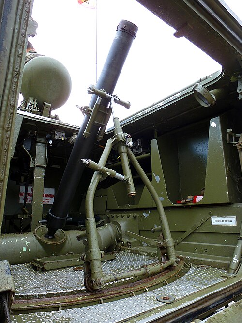 هاون ECIA L-65/120 تابع للجيش الإسباني على متن ناقلة جند مدرعة M-113