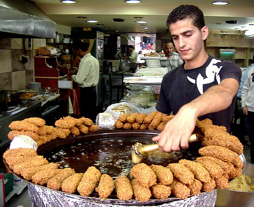 شاب فلسطيني يقدم الفلافل في رام الله.