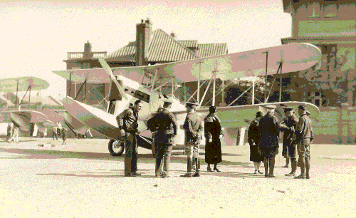 اللواء لويس يتفقد الطائرات في مطار هسين هو خلال عملية تفتيش تيانجين عام 1927 - الصورة مقدمة من موقع chinamarine.org