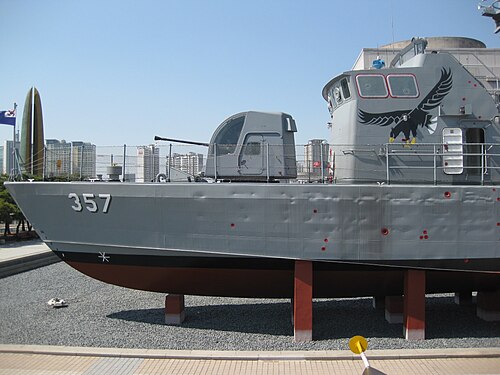 مقطع أمامي مُقلّد لبندقية PKM 357. تشير العلامات الحمراء إلى أضرار معركة مُحاكاة.